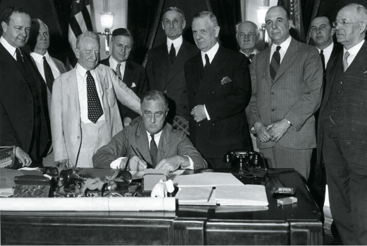 1933年，富兰克林·罗斯福就任美国总统后，面对全国9000多家银行倒闭的烂摊子，不是对大批坏银行兜底，而是在上台后仅几个月，就首先推动国会通过了《格拉斯－斯蒂格尔法》 （又称《银行法》） ，该份法案中的一个关键部分就是建立联邦存款保险制度，由联邦存款保险公司（Federal Deposit Insurance Corporation，FDIC)统一运作和管理美国的存款保险。图为1933年6月16日，罗斯福签署《银行法》－当代金融家